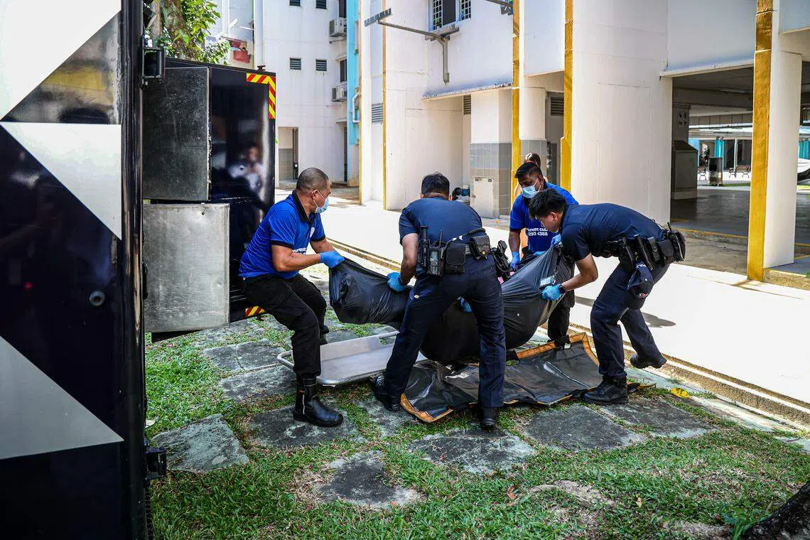 工作人员星期六（7月27日）将死者费克里·朱的遗体移出事发地点。（关俊威摄）