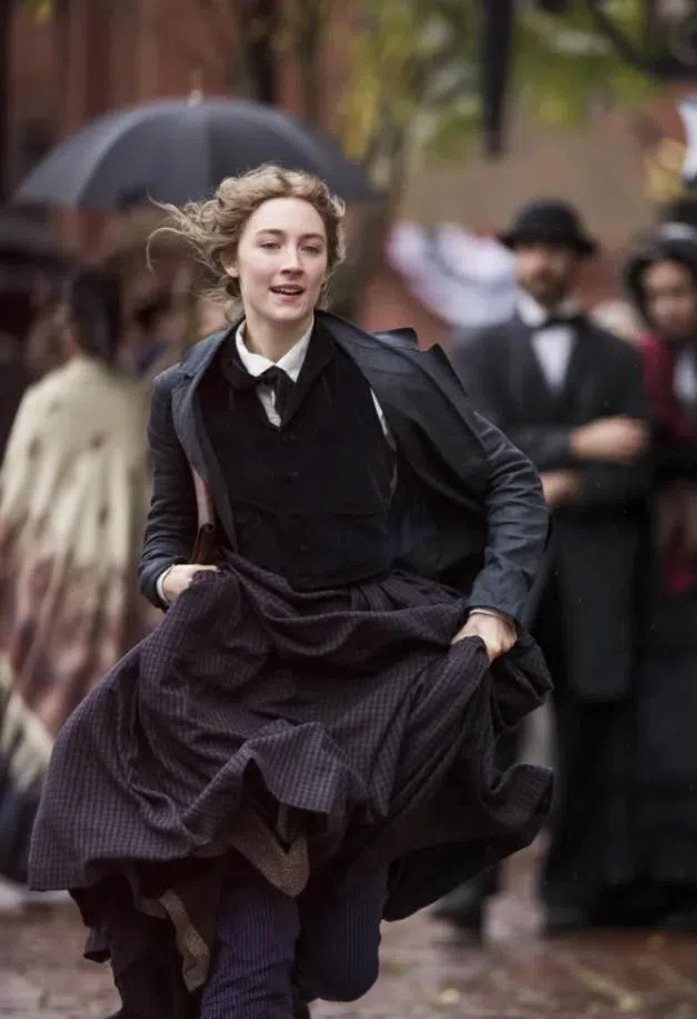 电影《小妇人》中的造型装扮，有着英气中带点文雅的“文学范儿”。（互联网）