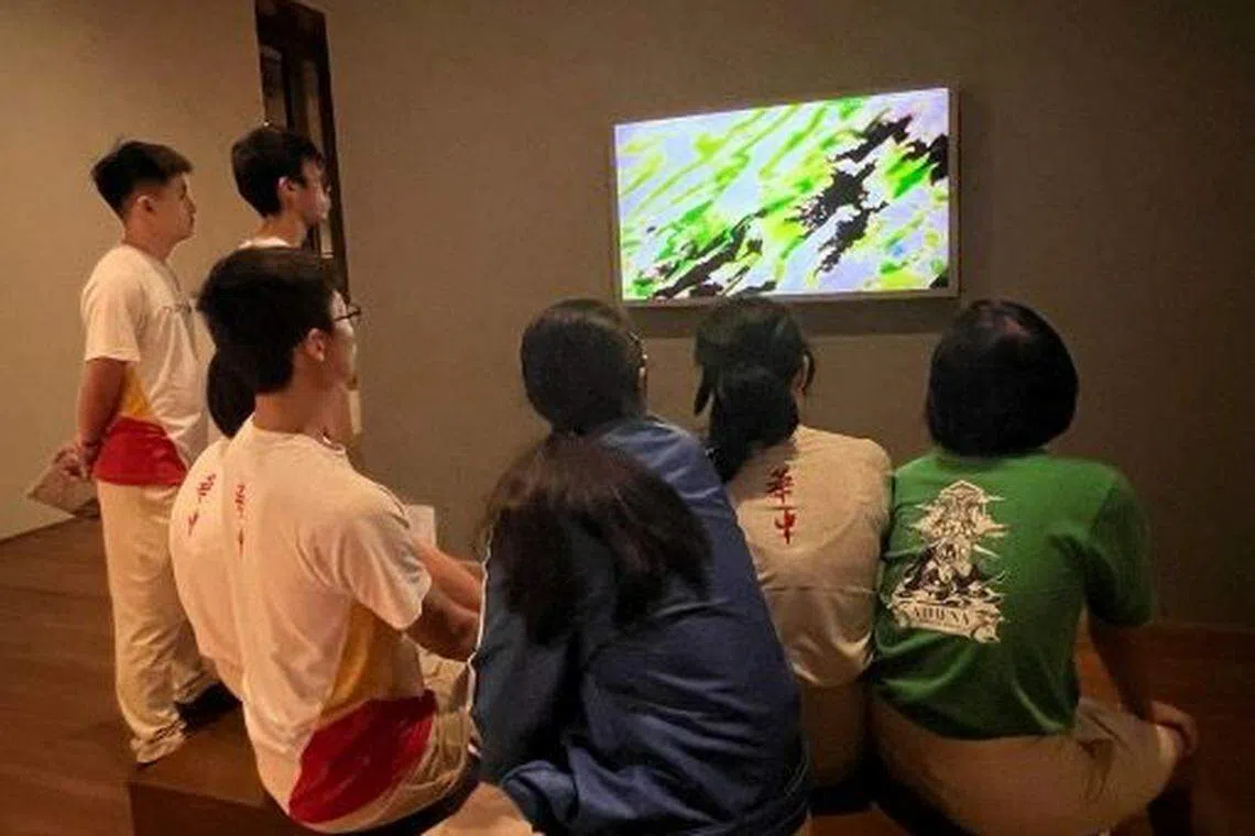 馆内播放的纪录片概括了刘国松画作的丰富与多元。（华中提供，吴坤桦摄）