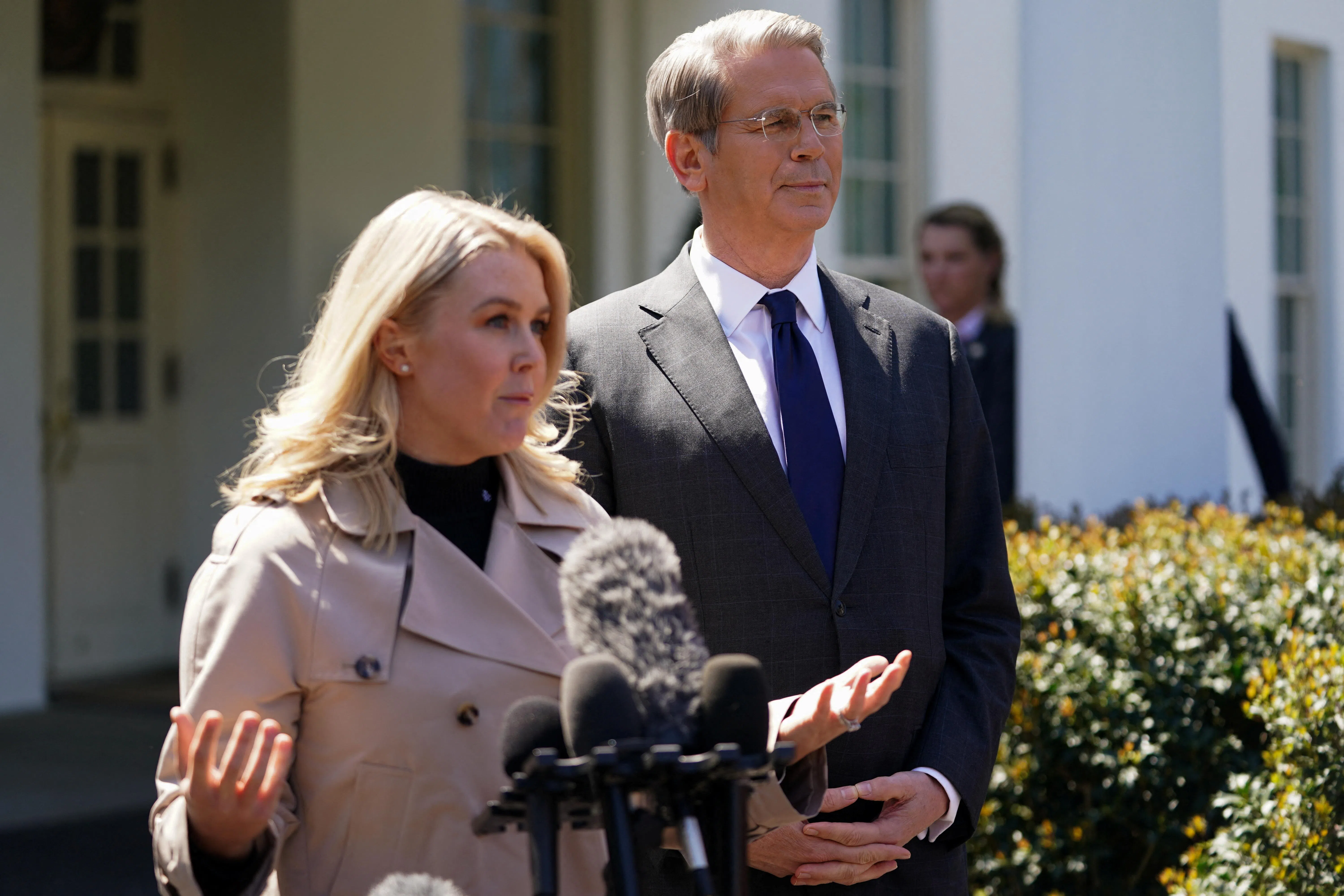 4月9日，美国财长贝森特（右）和白宫新闻发言人莱维特在白宫记者会上谈关税问题。（路透社）