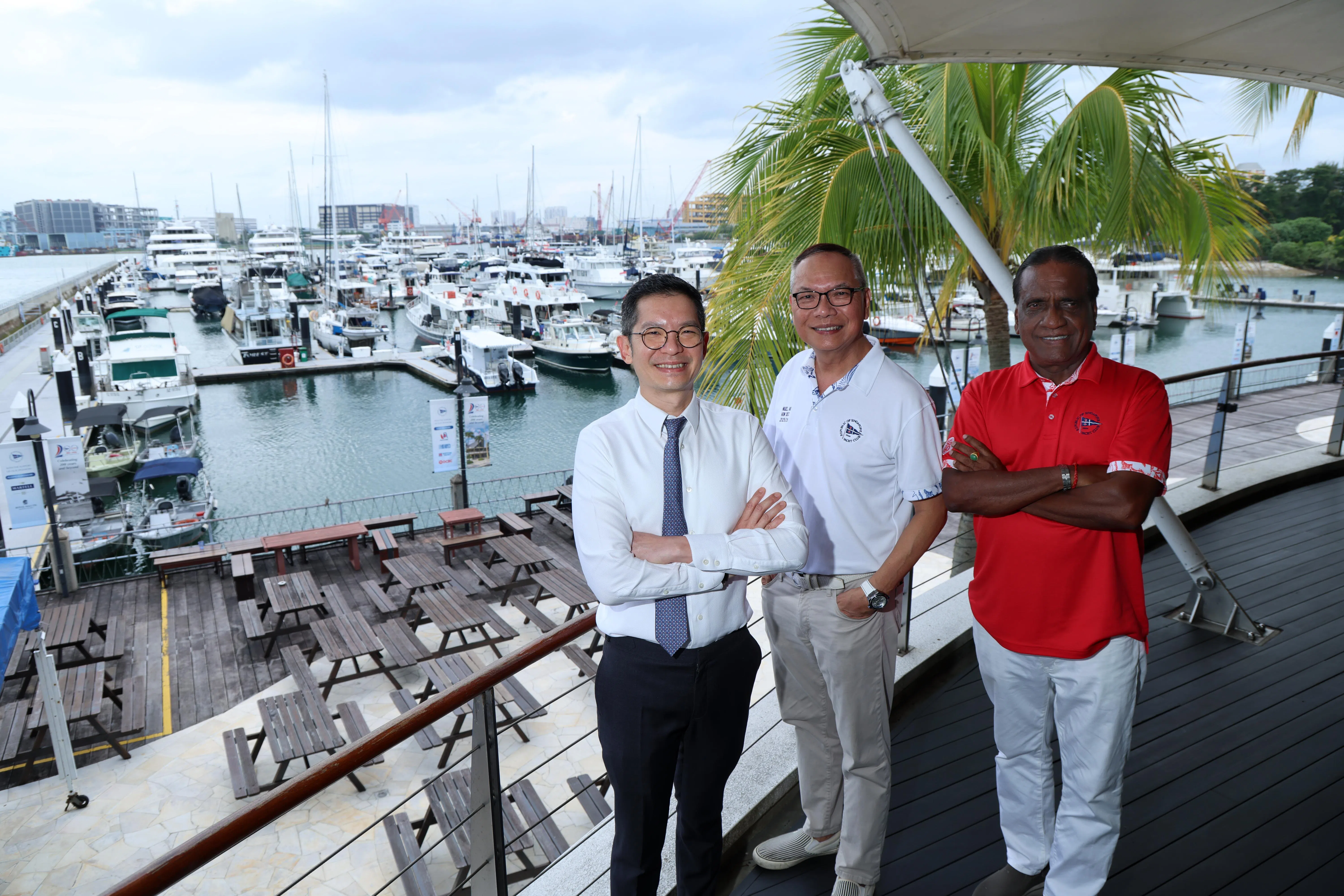新加坡共和国游艇俱乐部理事会委员王猷为（左起）、秘书长何国亮与会长巴拉克里斯南，在西海岸会所分享对俱乐部的回忆。（梁麒麟摄）