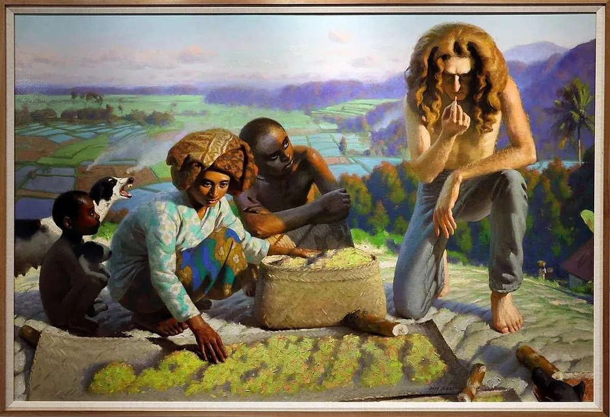 萧学民《丁香》（2007）描绘在印尼随处可见妇女从树上采下丁香，平铺地上晒干，外人好奇嗅闻的场景。（龙国雄摄）