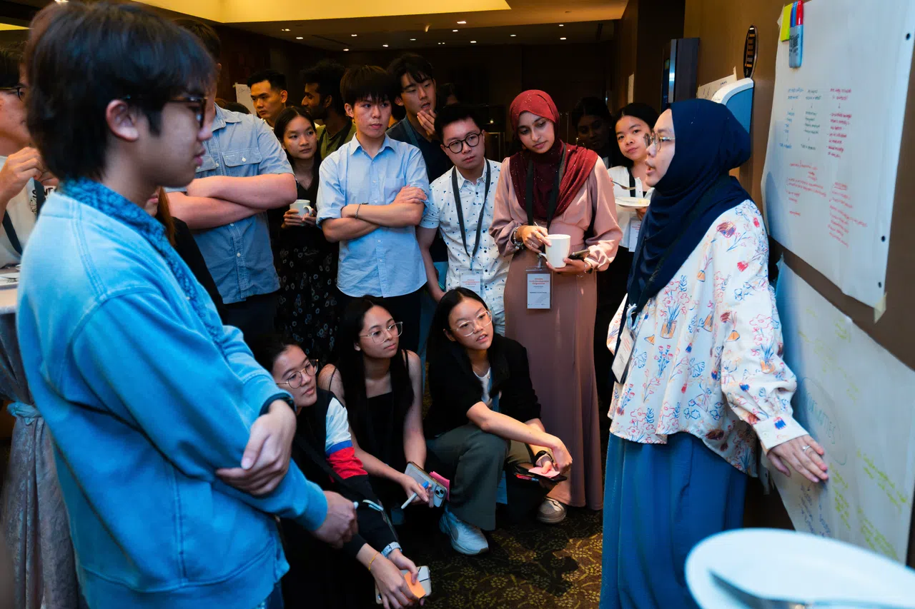 李宗鸿（右四）和纳迪拉（右三）早前参与气候行动培训计划为期一星期的培训项目，与同行人就可持续发展、气候行动等课题进行交流。（受访者提供）