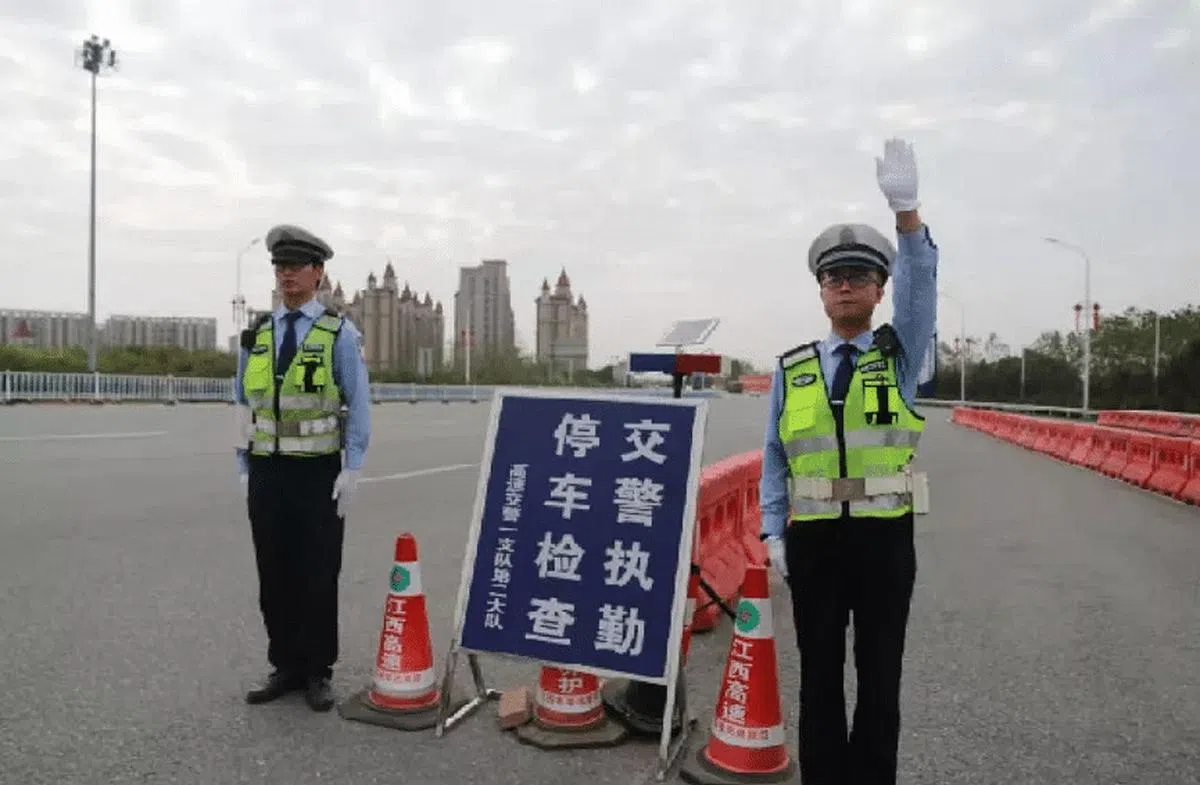 交通执法也成为“罚款式创收”重灾区，有些地方甚至背离法治轨道、推出了“罚款包月”项目。（示意图/互联网）