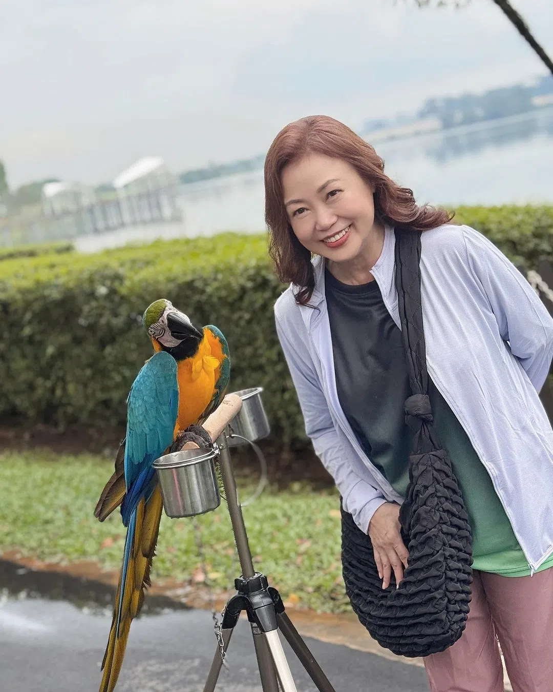 向云和鹦鹉演对手戏，从害怕到能喂食及抚摸它，直言是一次有趣的经验。（取自艺人IG）