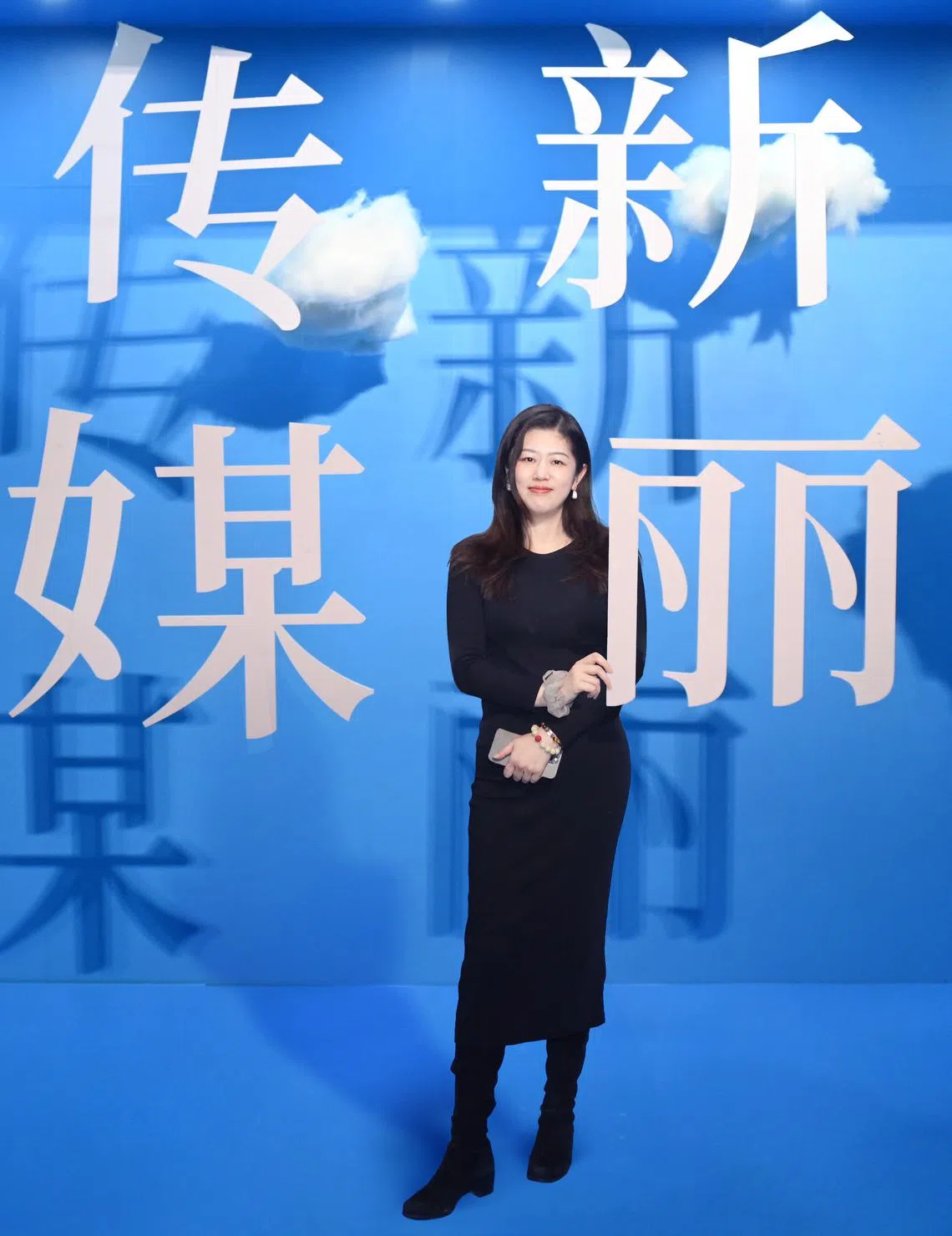 《与凤行》制片人郑中莉透露，她在追剧时将自己代入观众的视角，跟着剧情哭笑。（受访者提供）