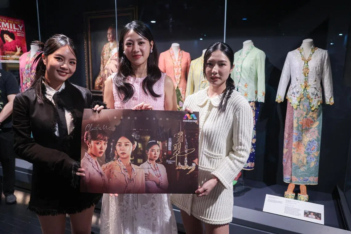 黄暄婷（左起）、刘怡伶和黄晶玲在戏服前留影。（李冠卫摄）