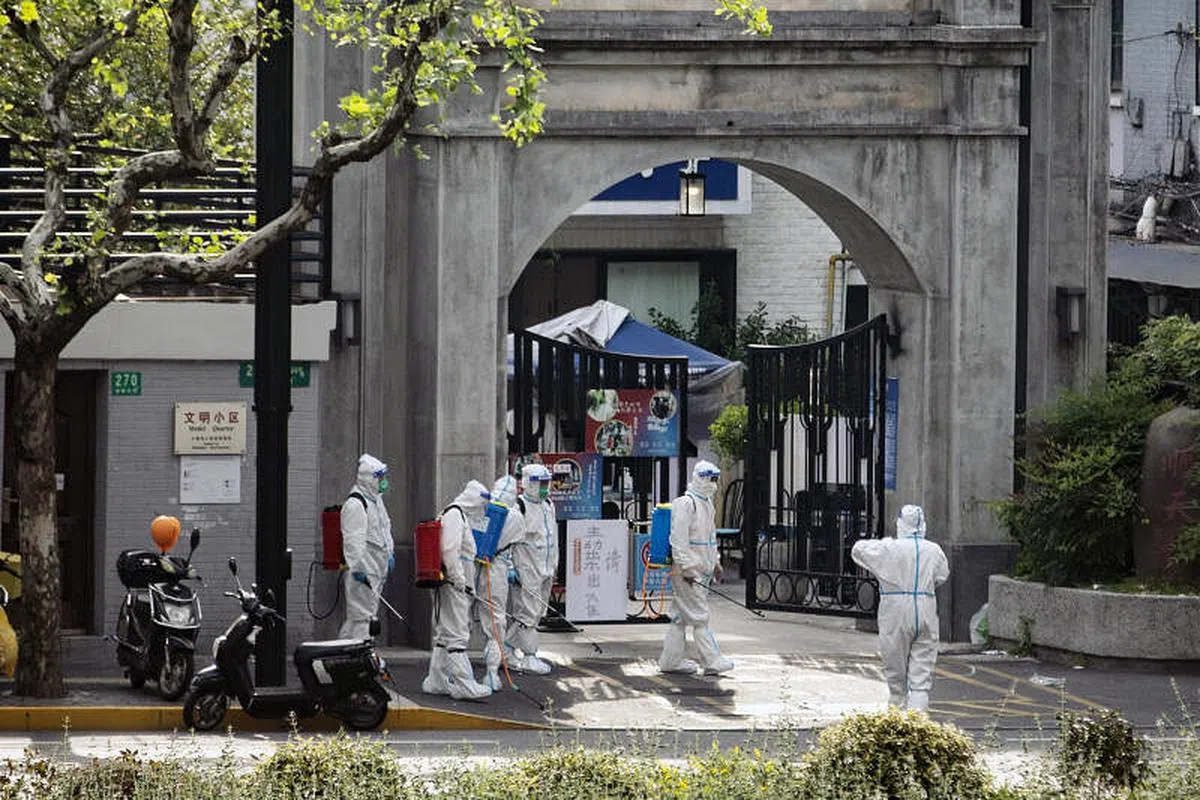 上海居委会在防控期间严格控制小区人员进出，甚至对一些公寓大楼进行封锁。（彭博社）