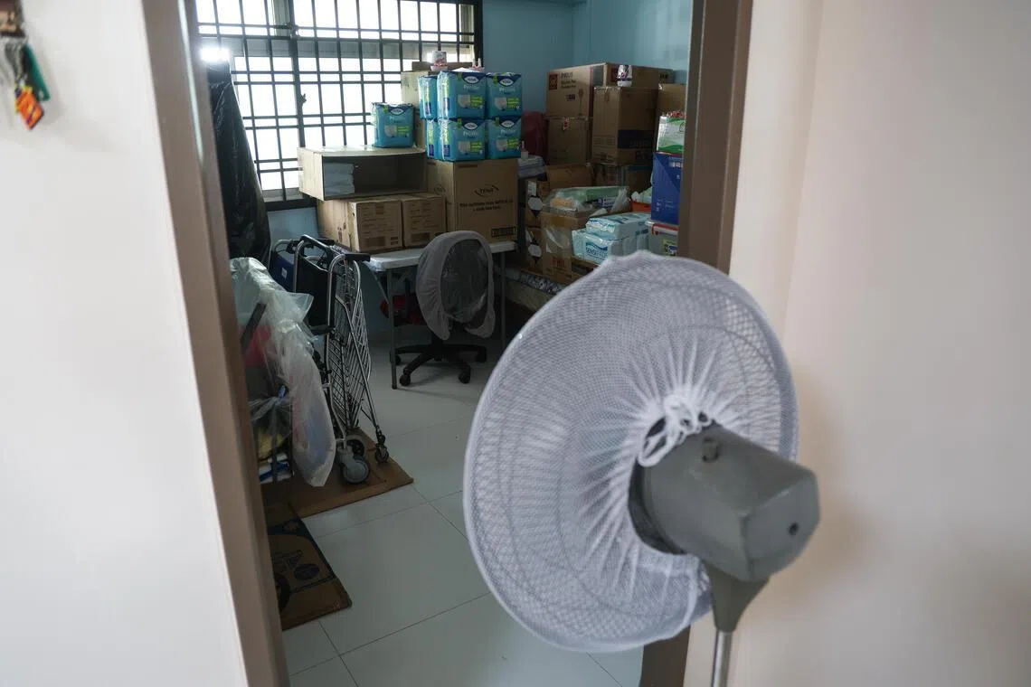 在出事单位正上方的人家过后按民防人员的指示，打开风扇和冷气，给烫热的地砖降温。（关俊威摄）