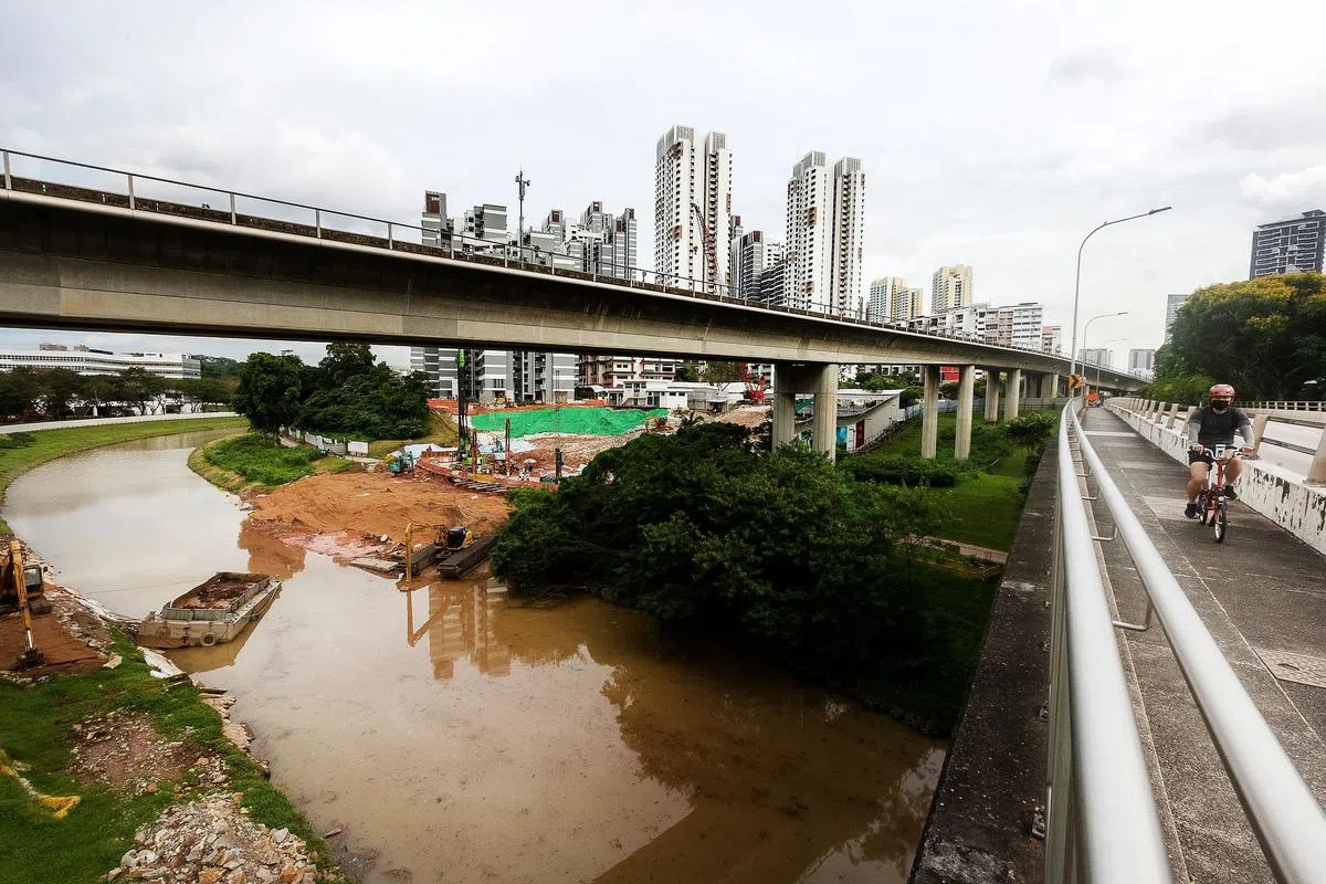 建屋局目前已把受金文泰泥泻事故影响的乌鲁班丹河道凿宽至原有的水面宽度，并展开最后阶段的修复工程。（关俊威摄）