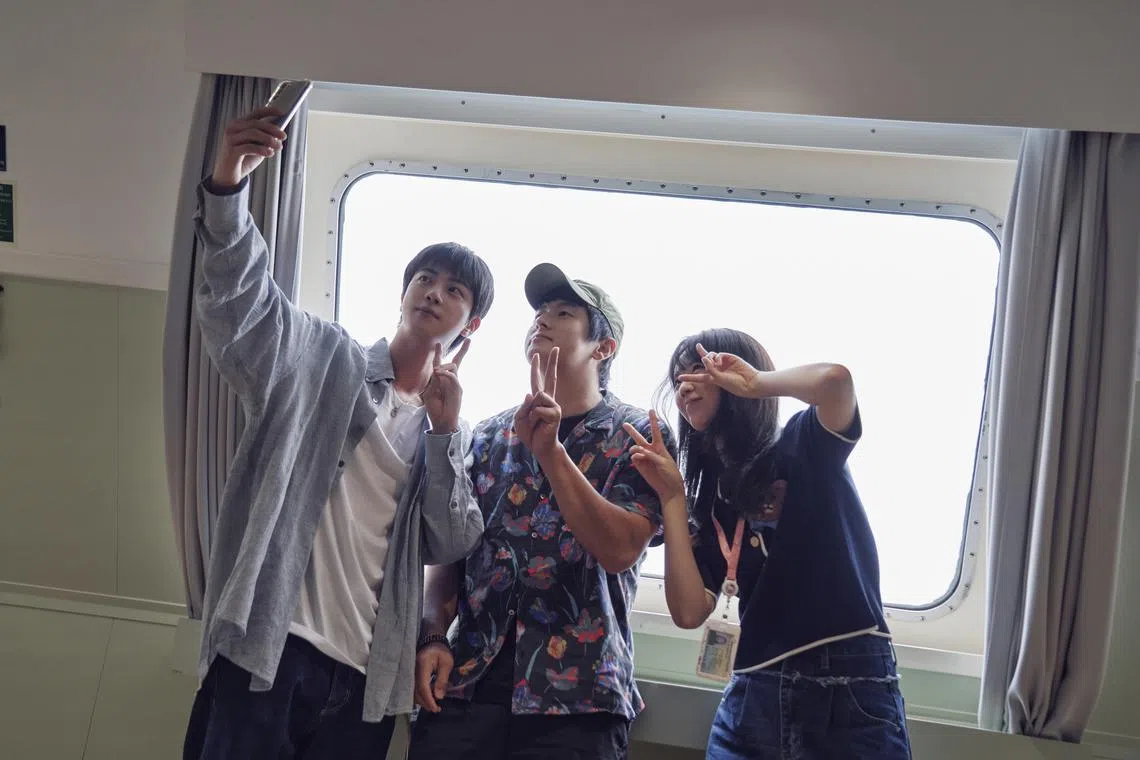 Jin（左起）、奇案84和池睿恩一同经营海上民宿。（Netflix提供 ）