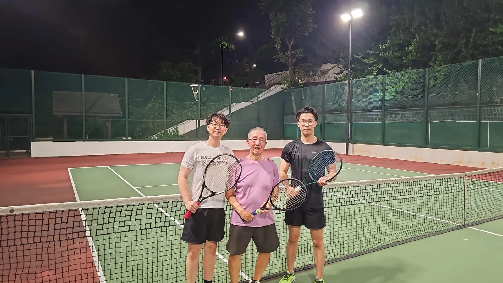 李良颖每周和妻子的两个外甥一起打网球，目的不在于击败对手，而是享受挥拍和活动身体的感觉。（受访者提供）