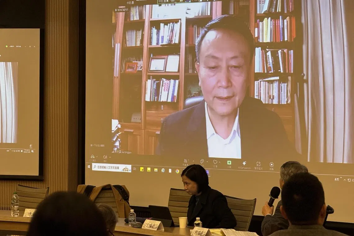 北京大学中外人文交流基地主任贾庆国（屏幕上者）星期五（11月29日）通过视频出席一场在台北举办的研讨会时指出，面对特朗普的重新执政，中国应该“丢掉幻想，准备斗争”，并且联合尽可能多国家，来抵制特朗普政府的非理性行为。（缪宗翰摄）