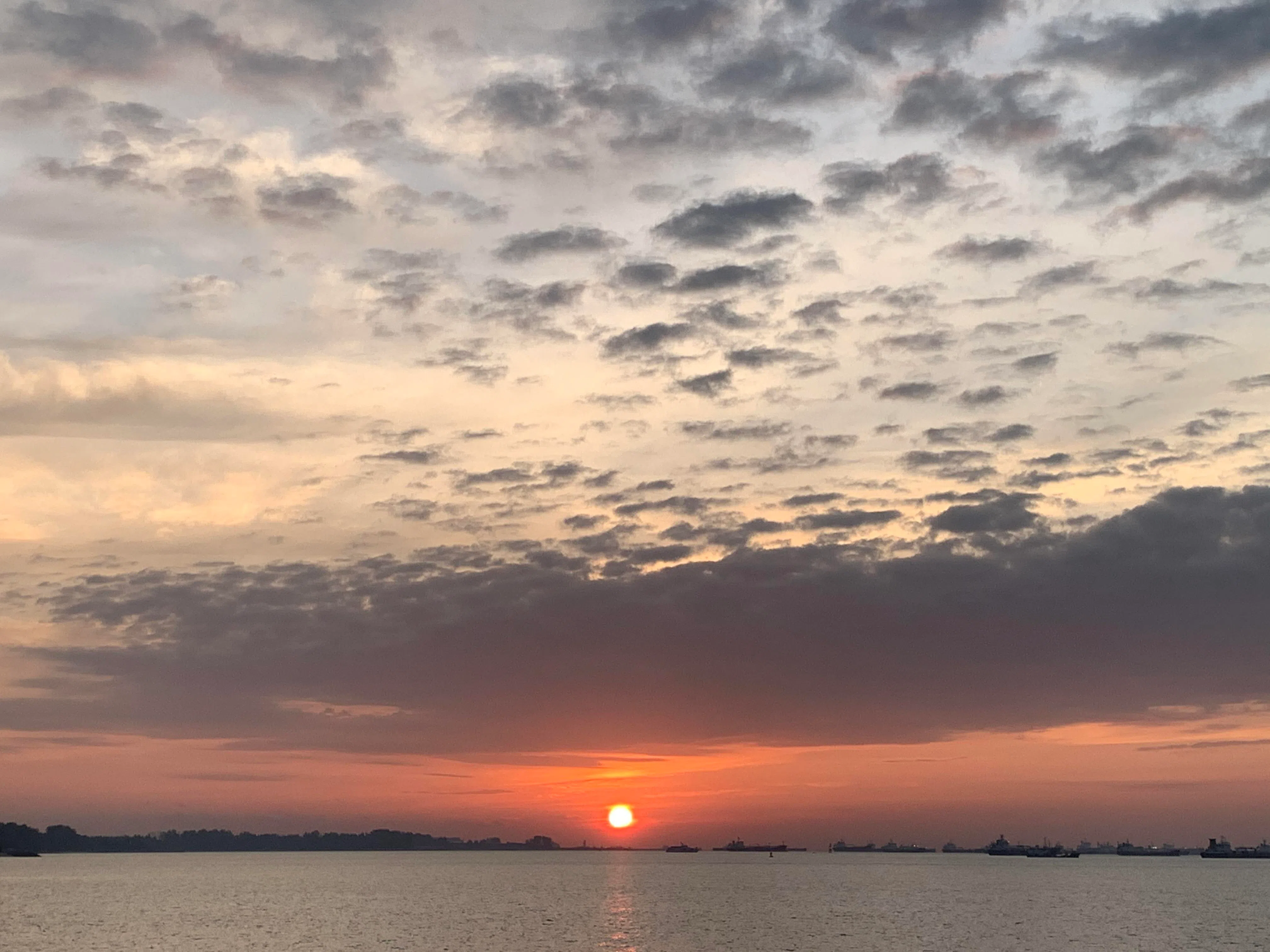 看日出需要一点运气，但每一种日出都有自己的美。（陈映蓁摄）