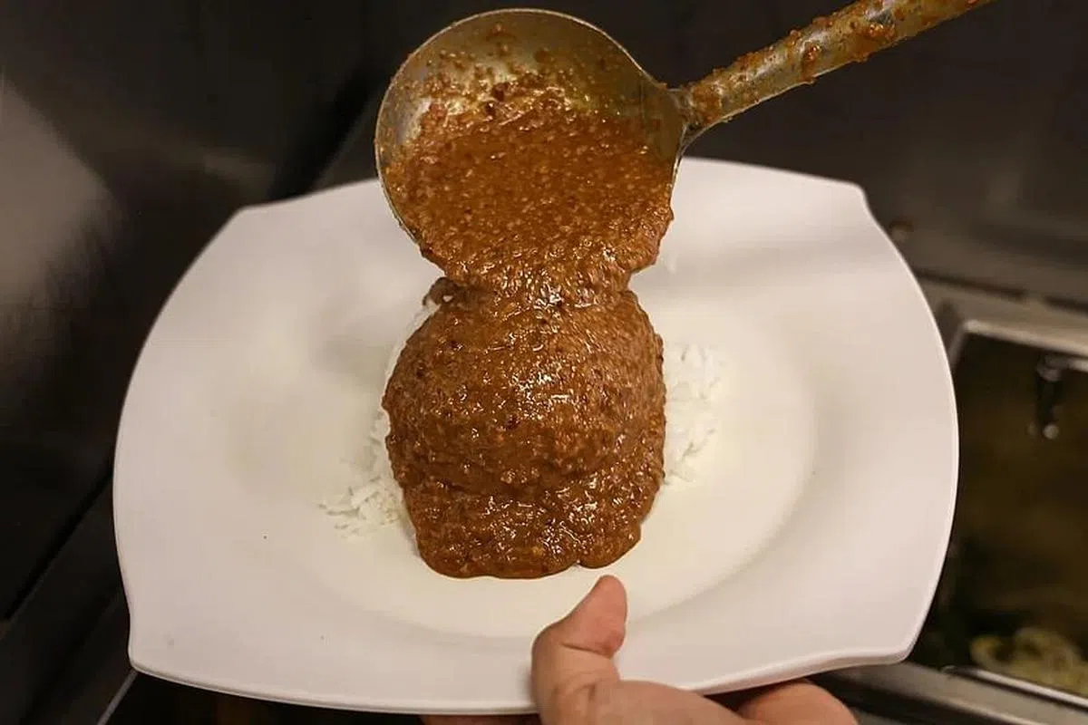 花生酱汁饭的酱汁，是将炒香的花生磨碎后制成。（李健玮摄）