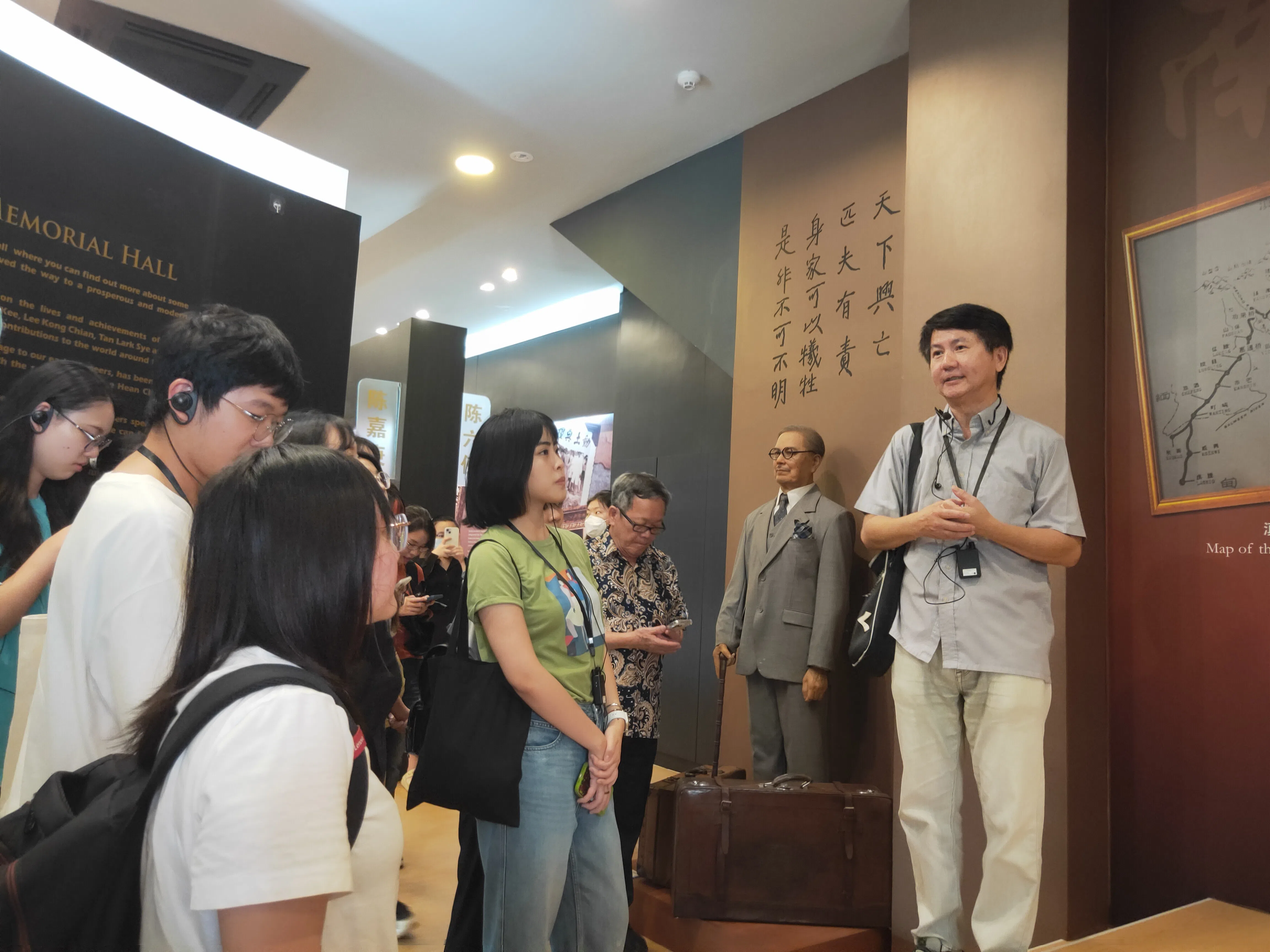 在怡和轩俱乐部的先贤馆中，黄贤强副教授介绍南侨机工的伟大贡献，学生们饶有趣味地聆听。（国大中文系提供）