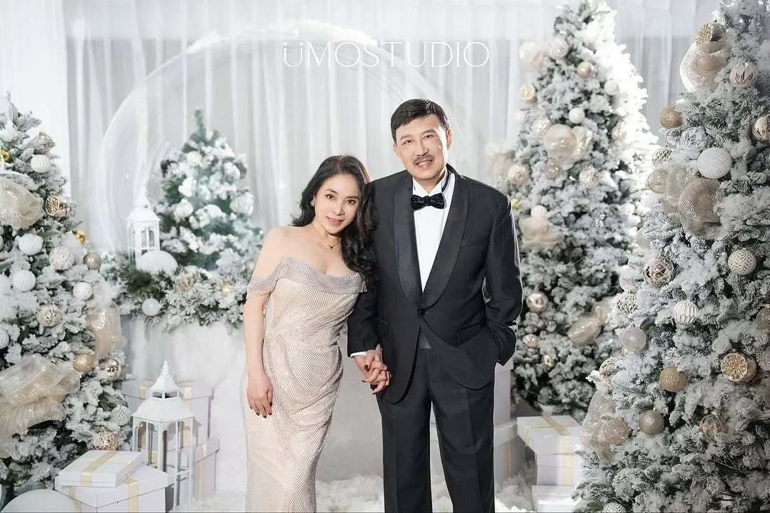 余祥铨11月1日在社媒贴出家人拍摄的圣诞照片，其中包括余天（右）和李亚萍的夫妻照。（取自余祥铨IG）