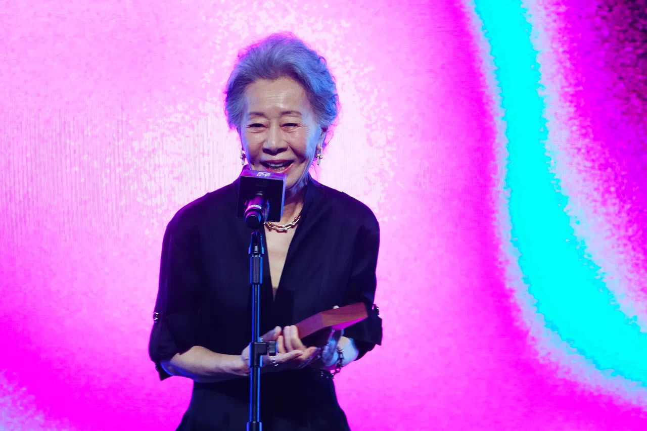 奥斯卡得主韩国女星尹汝贞获颁影坛杰出演员奖。（新加坡国际电影节提供/Ryan Spectrum摄）