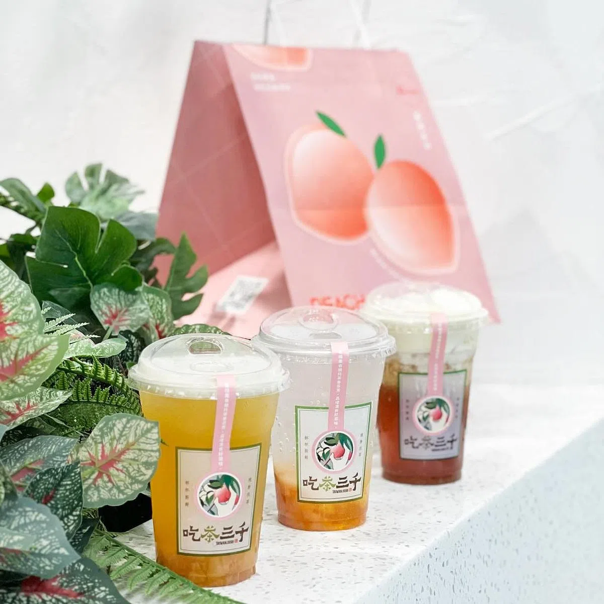 吃茶三千推出了蜜桃系列口味饮品 (图/吃茶三千面簿）。 