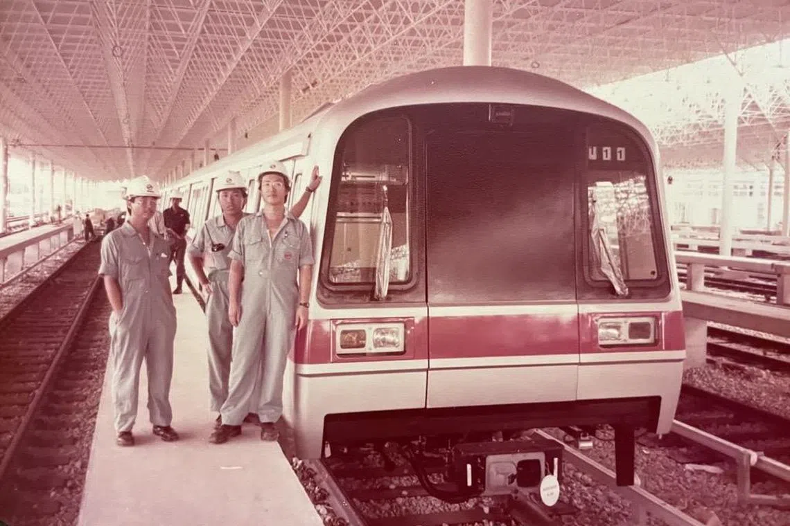 何贤浩（右）1987年在碧山车厂为第一代列车进行测试，趁有空档，和同事与这列具历史意义的列车合影。（受访者提供）