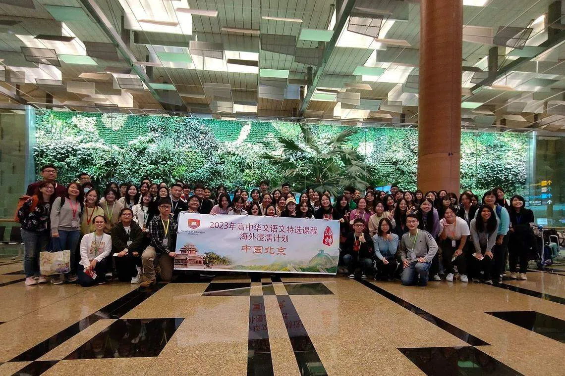 学生们出发前在樟宜机场合照，所有人都非常期待这次旅程。（刘静憓摄）