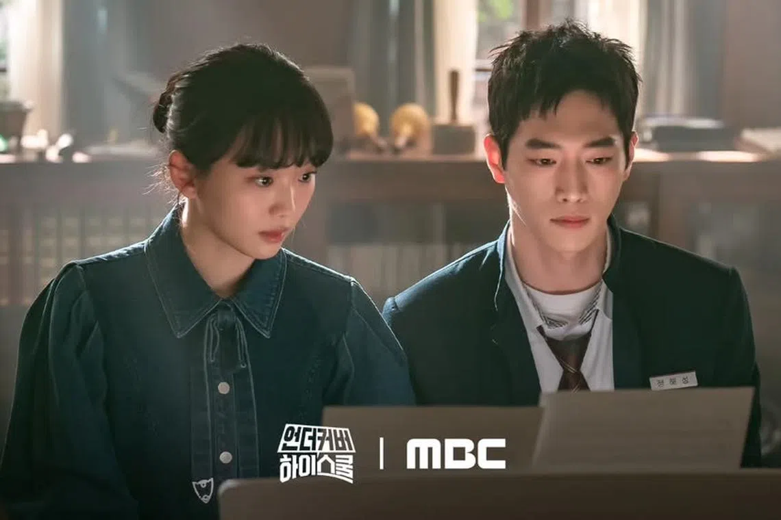 秦基周（左）和徐康俊展开爆笑的“师生恋”。（取自MBC IG）