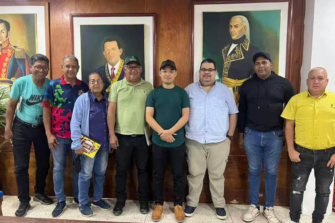 徐麦克（左五）在委内瑞拉从商多年，和当地官方建立了联系。图为他与市政府官员就合作事宜交流后的合照。（受访者提供）