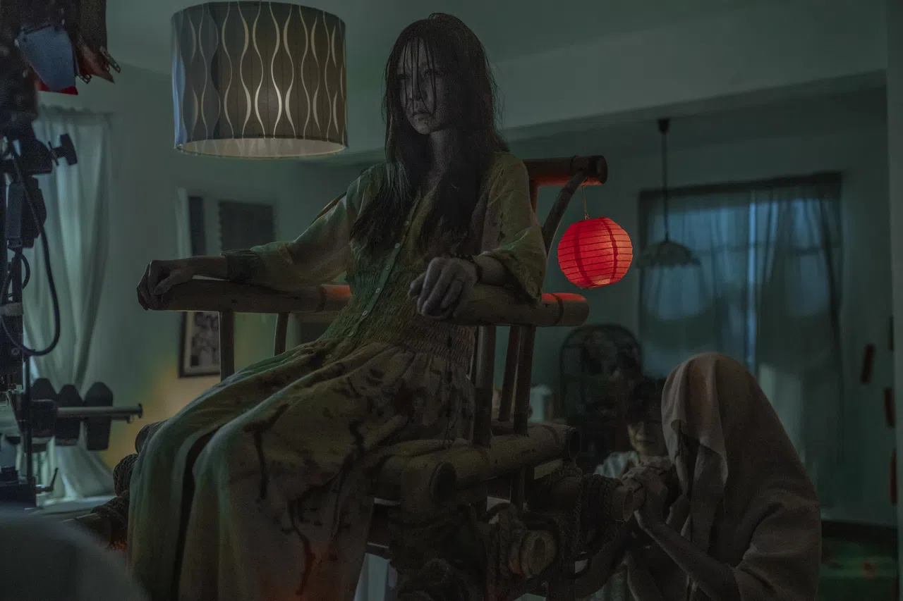 曾莞婷为电影画上恐怖特效化装。（创艺电影提供）