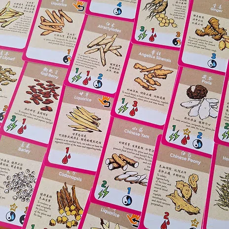 《盖世中医》有110张中药材游戏卡。（周礎泓提供）