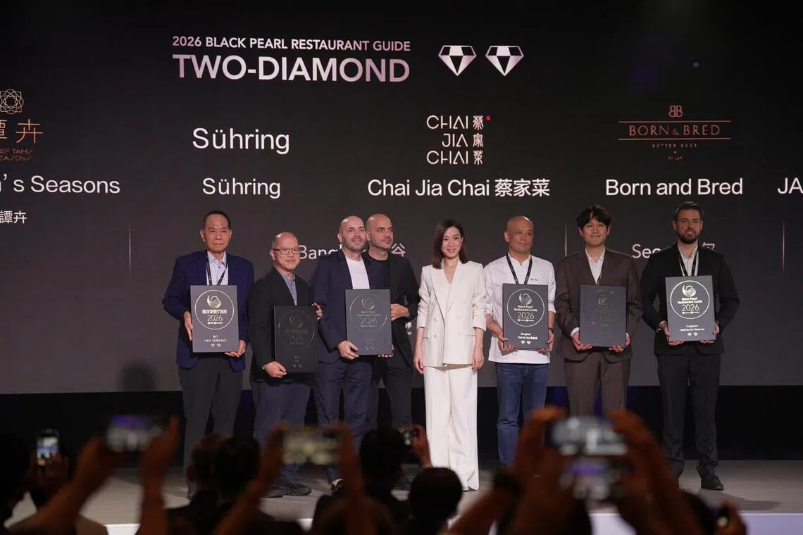 知名艺人佘诗曼（右四）颁奖给黑珍珠餐厅指南二钻餐馆代表，包括来自新加坡的英式现代料理Jaan by Kirk Westaway（右一）。 （主办方提供）