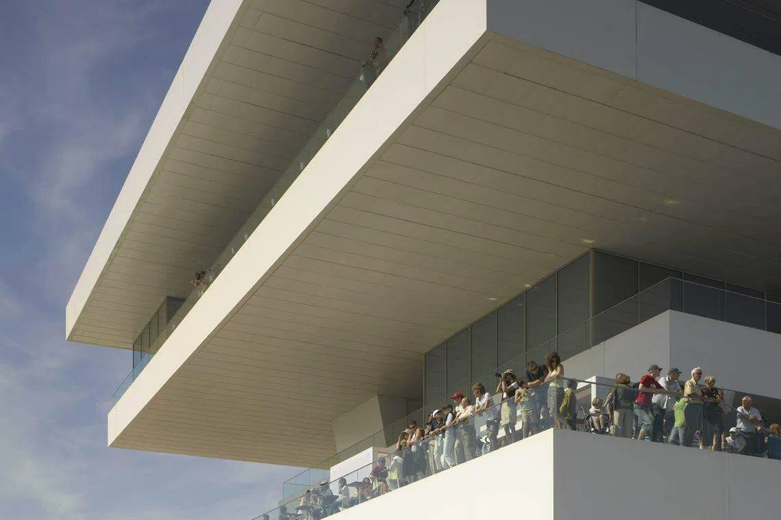 美洲杯大楼主要以内深可达15米的巨大眺台为主，室外空间大于室内。（Pritzker Architecture Prize）