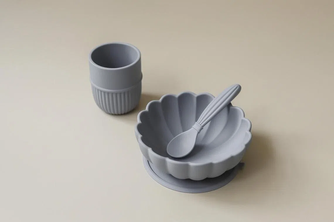 Mellow Kiku碗的特点是底部的吸盘设计，让幼童不会轻易打翻食物，勺子和杯子也适合幼童小手使用。（品牌提供）