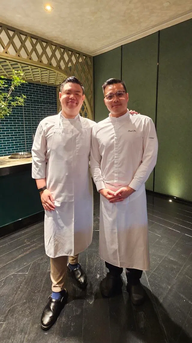 新加坡Seroja主厨黄达文（左）与厦门鲜承主厨杜国金合作限时美食活动。（黄亿敏摄）