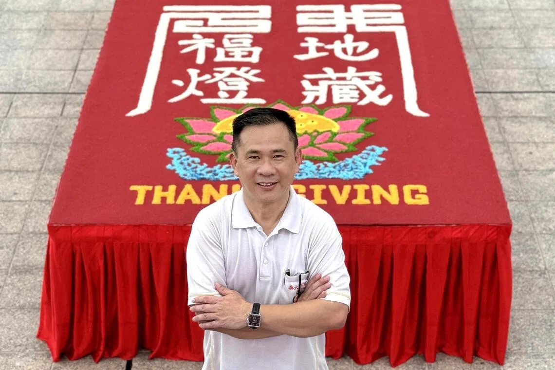 余义源率先在本地创作大幅米图，使大型米图成为新加坡善堂一大特色。（龙国雄摄）