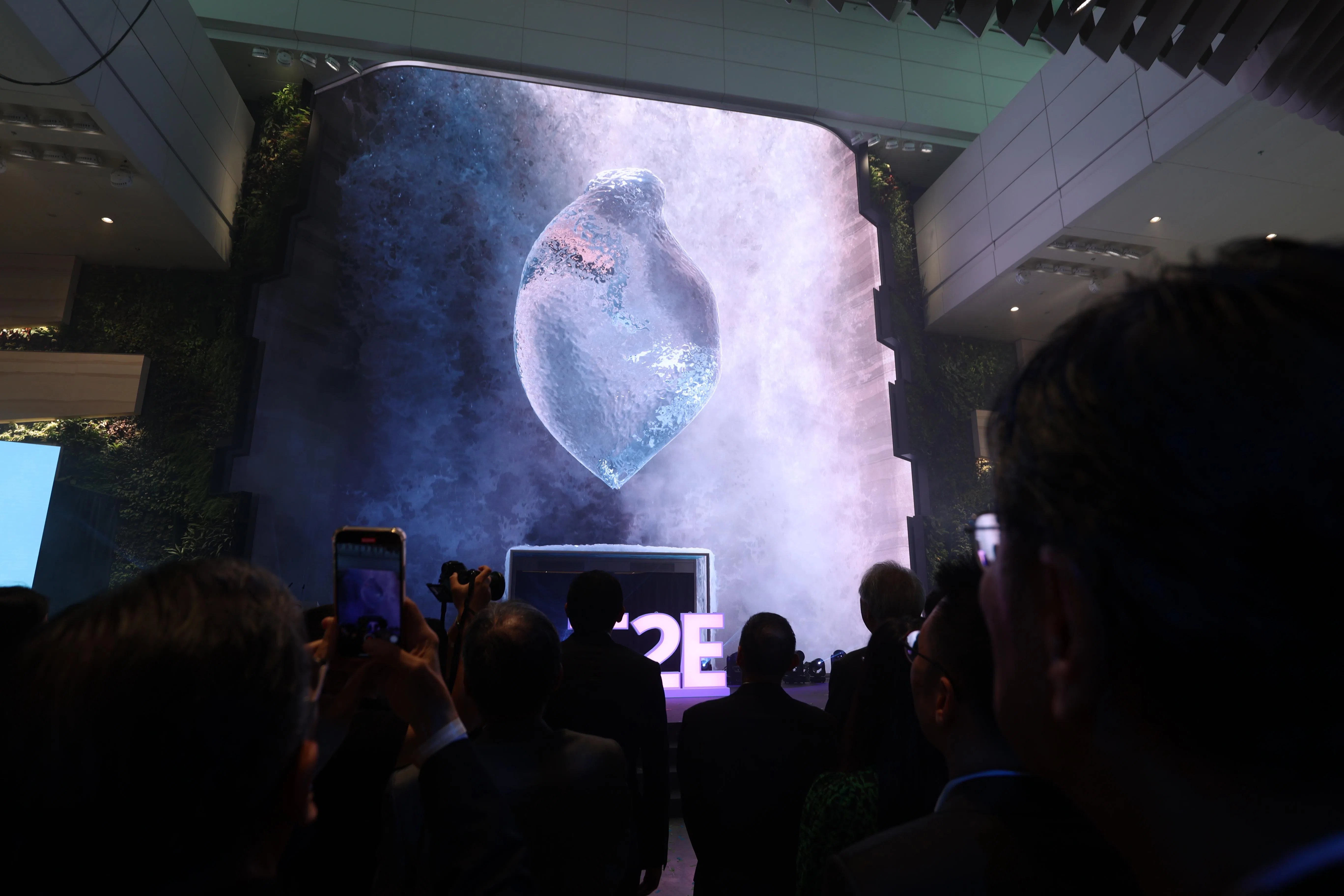 从14米高倾泻而下的壮丽“瀑布”，是名为“水舞奇光”（The Wonderfall）的数码画卷，由892块平面和弯曲的LED砖组成。（梁麒麟摄）