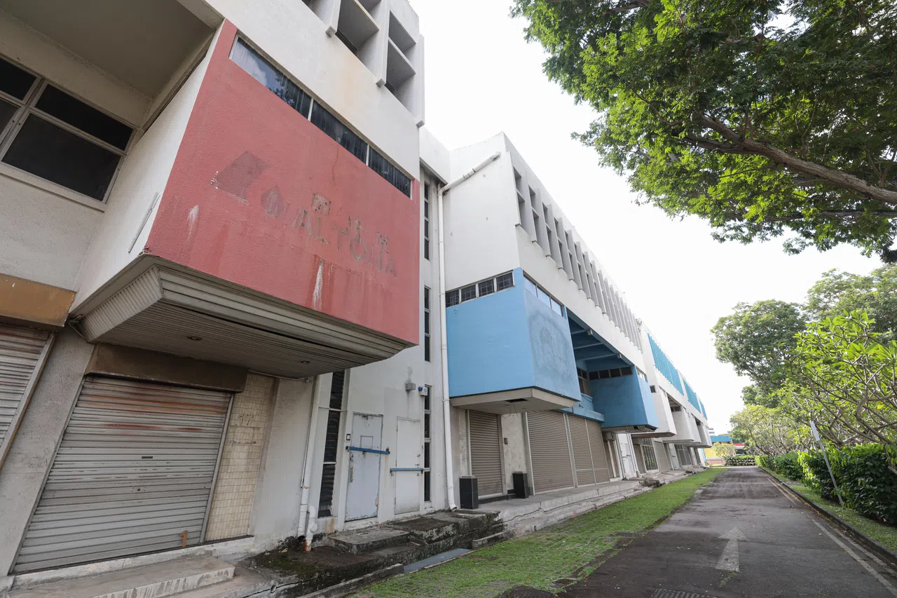 获保留厂房的单位原本也用作陈列室，因此当初建成时，一楼安装的是玻璃门窗，但后来大多换上金属卷门。（李冠卫摄）