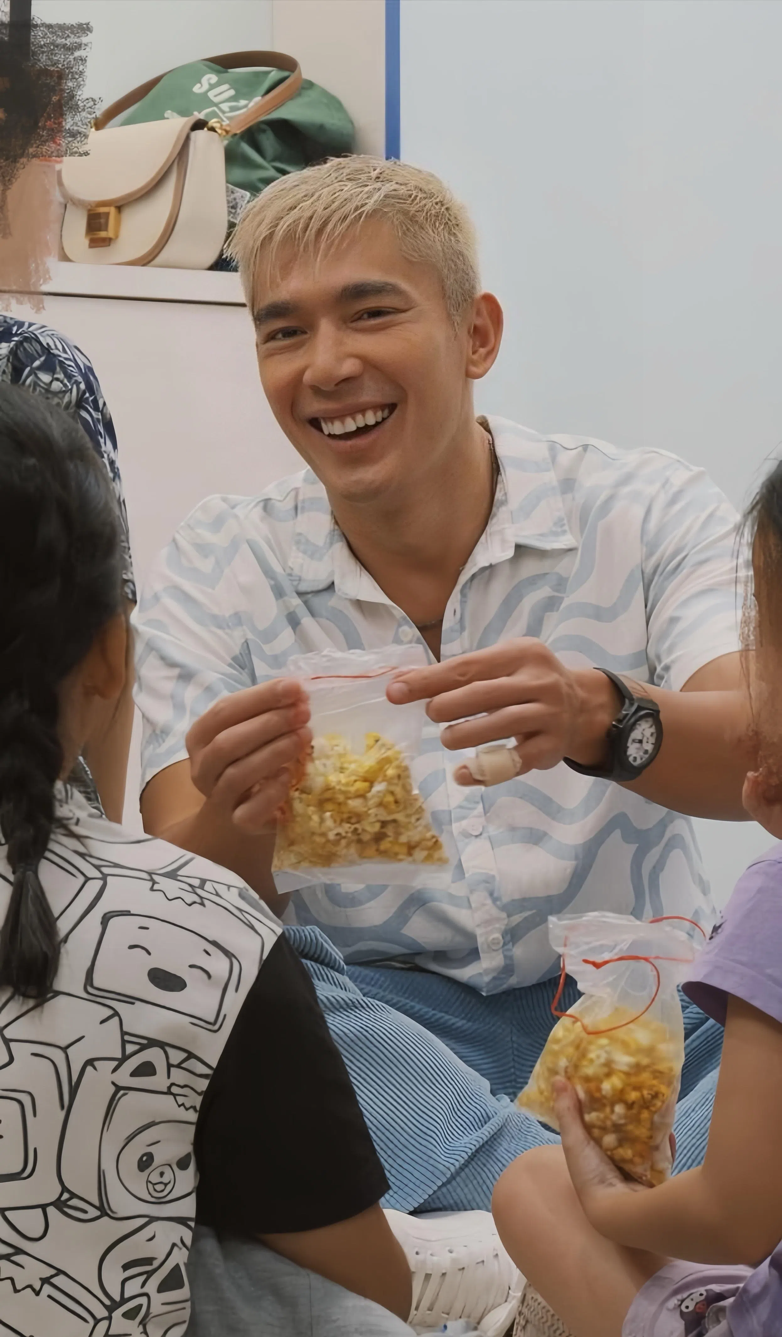 黄俊雄引导小朋友通过玩乐表达自己，以及探索自己的潜力。（新艺经纪提供）