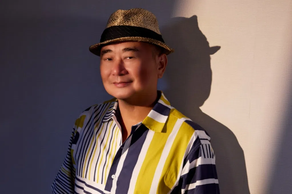 自认“没白色那么纯洁” 陈昇喜欢“深奥的蓝色”
