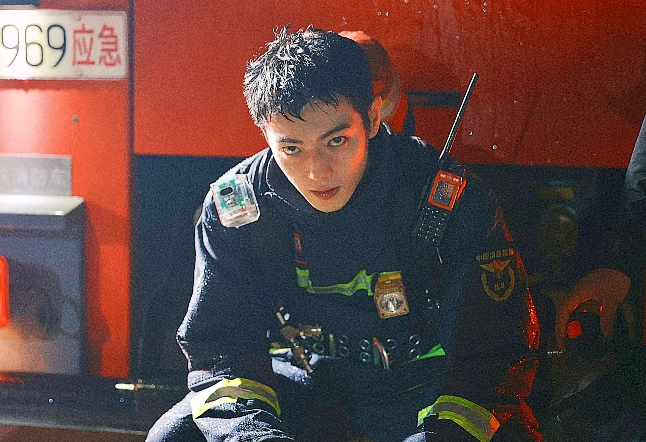 许凯2024年走出舒适圈接拍悬疑剧《火场追凶》，剧中饰演一名火灾调查员。（取自艺人微博）