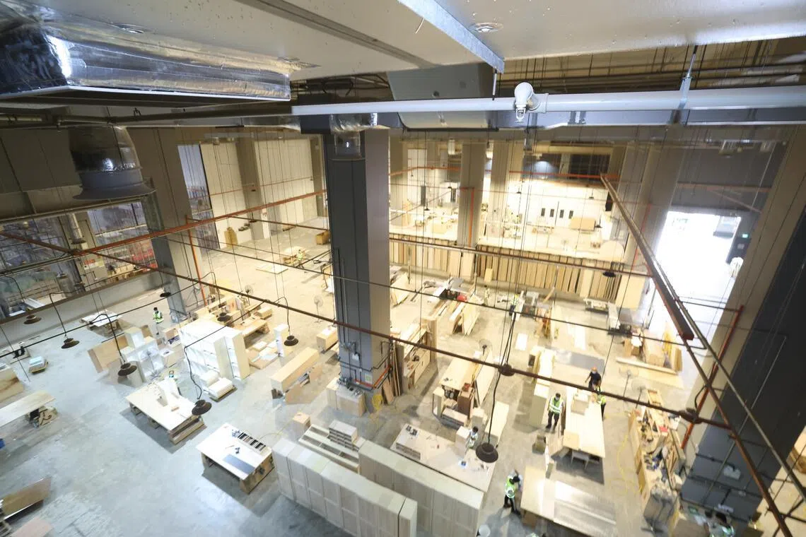 艺进建筑的厂房面积相当于两个标准篮球场，空间布局宽敞有序。（郑一鸣摄）