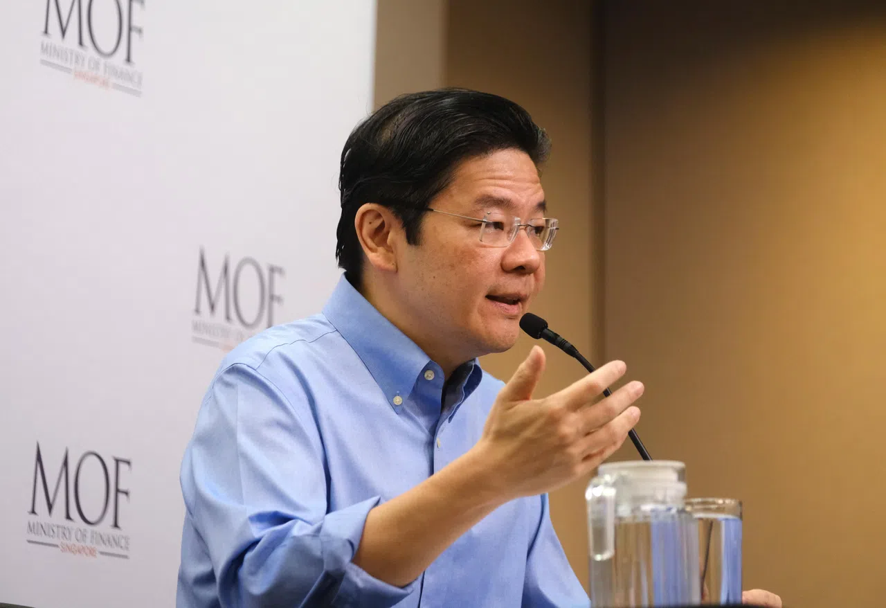 黄循财答复媒体对11亿元生活费援助配套提出的疑问。（曾坤顺摄）