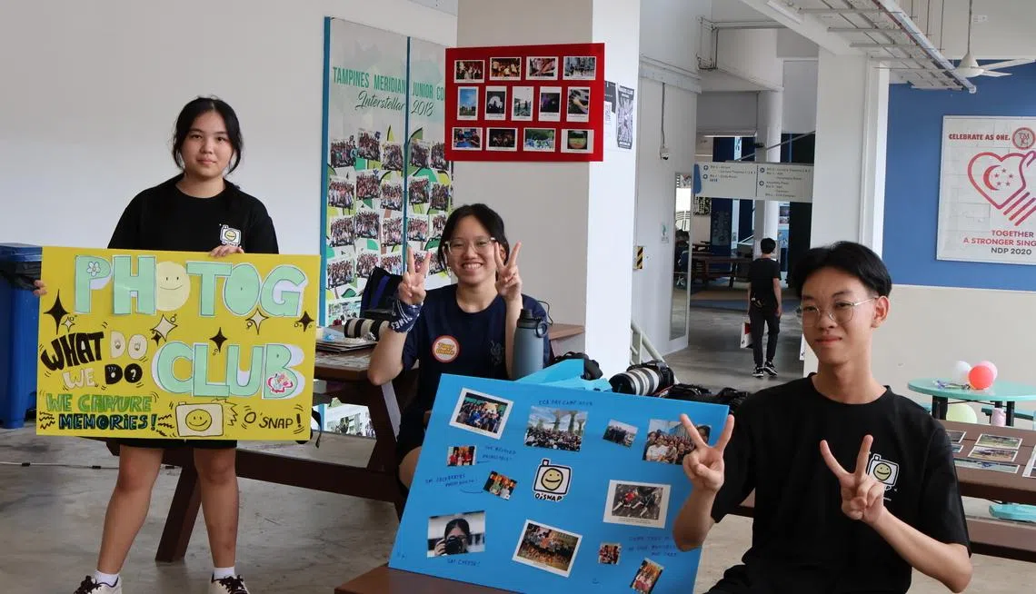 学生以创意方式向访客介绍不同课外活动团体的特色，图为摄影俱乐部学生的活动展摊。（淡美初院摄影俱乐部提供）