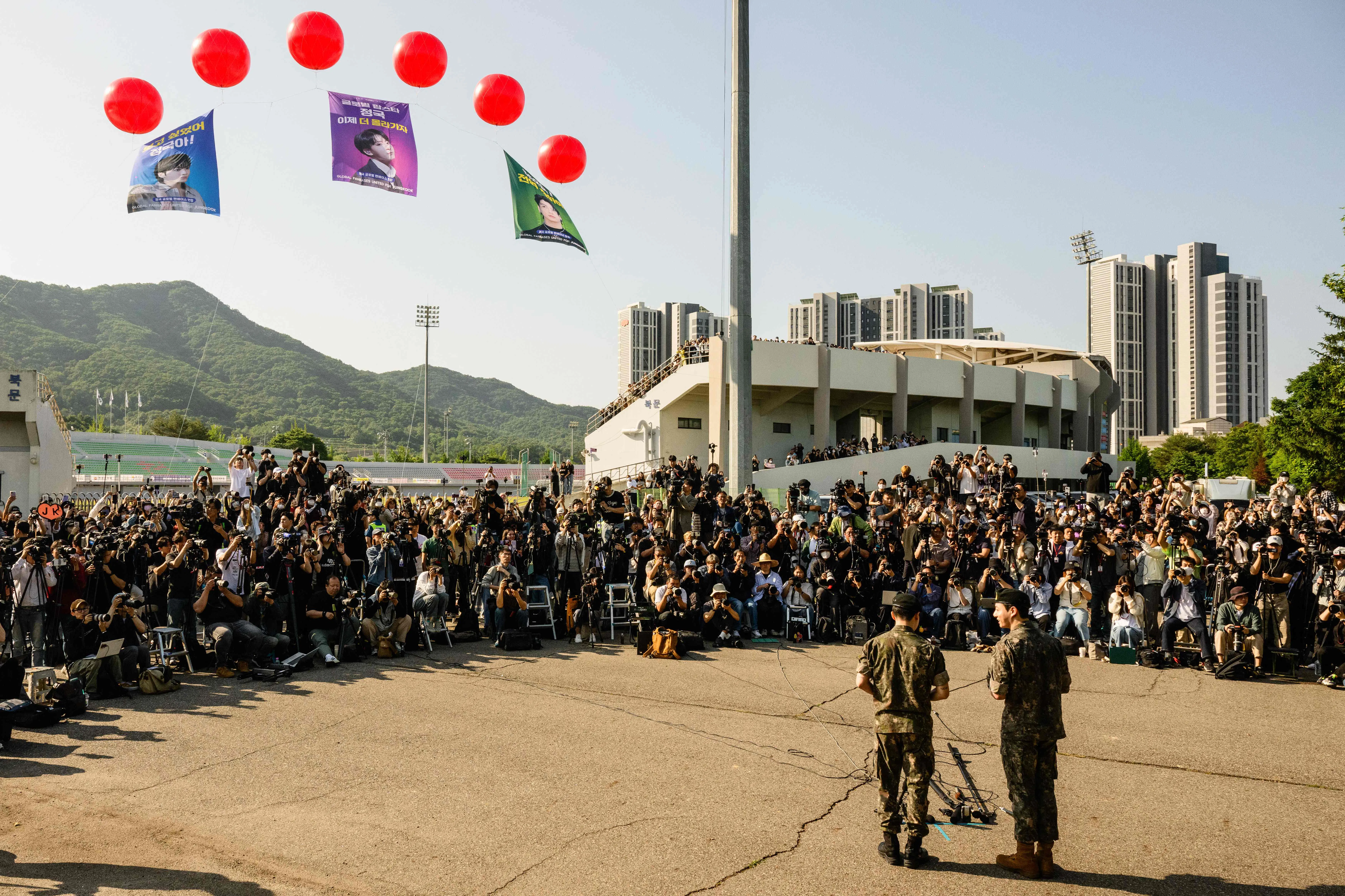 众多粉丝到现场目睹Jung Kook和Jimin退伍。（AFP）