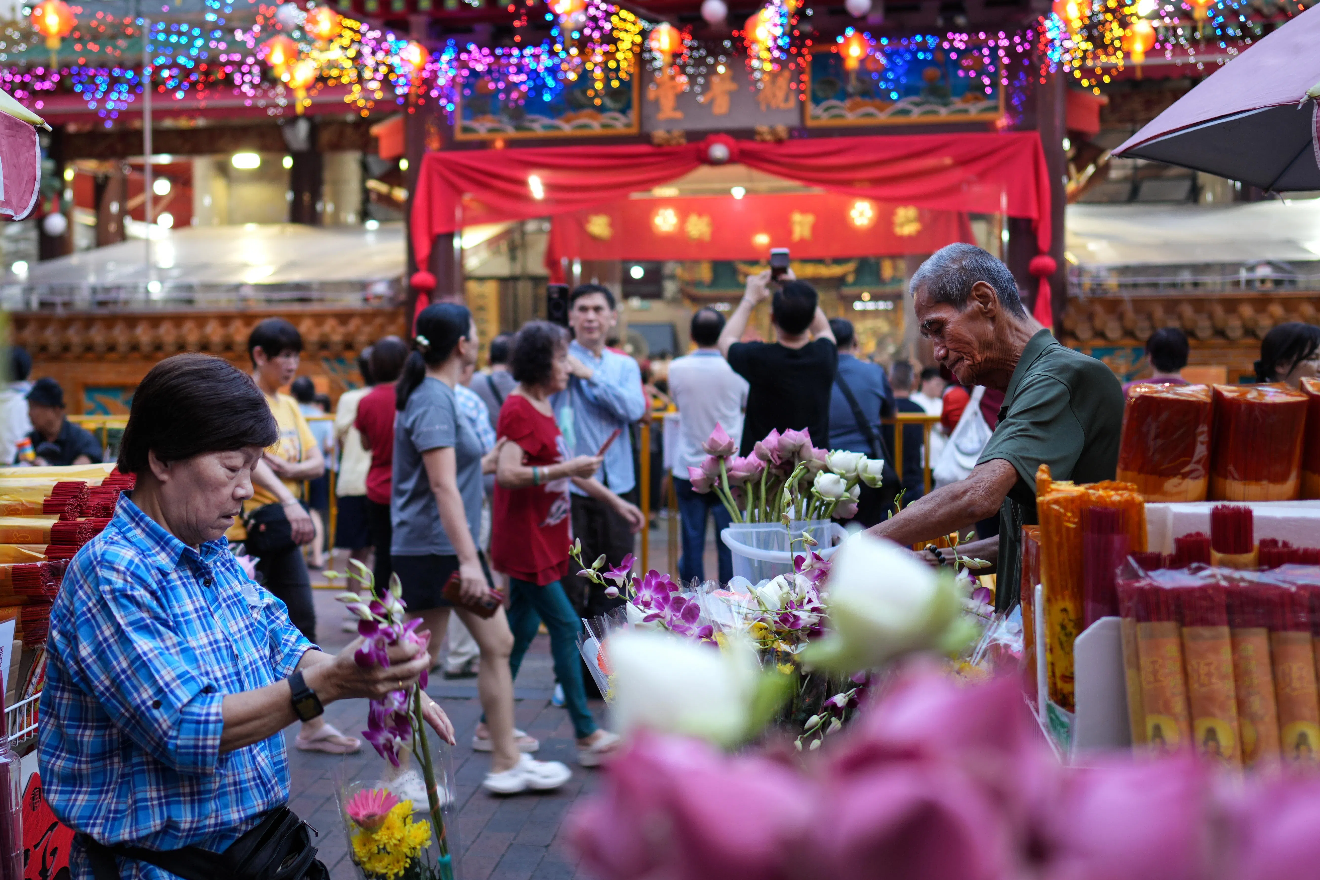 信徒接红包后，隔年必须回到观音堂还，因此每年都有借者和偿还者。（何家俊摄）
