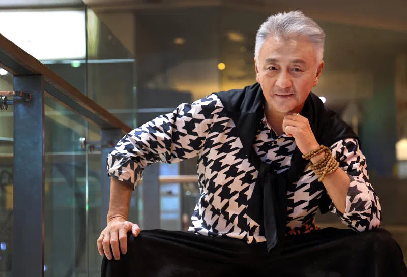 吴岱融穿着一身潮服受访。（萧紫薇摄）