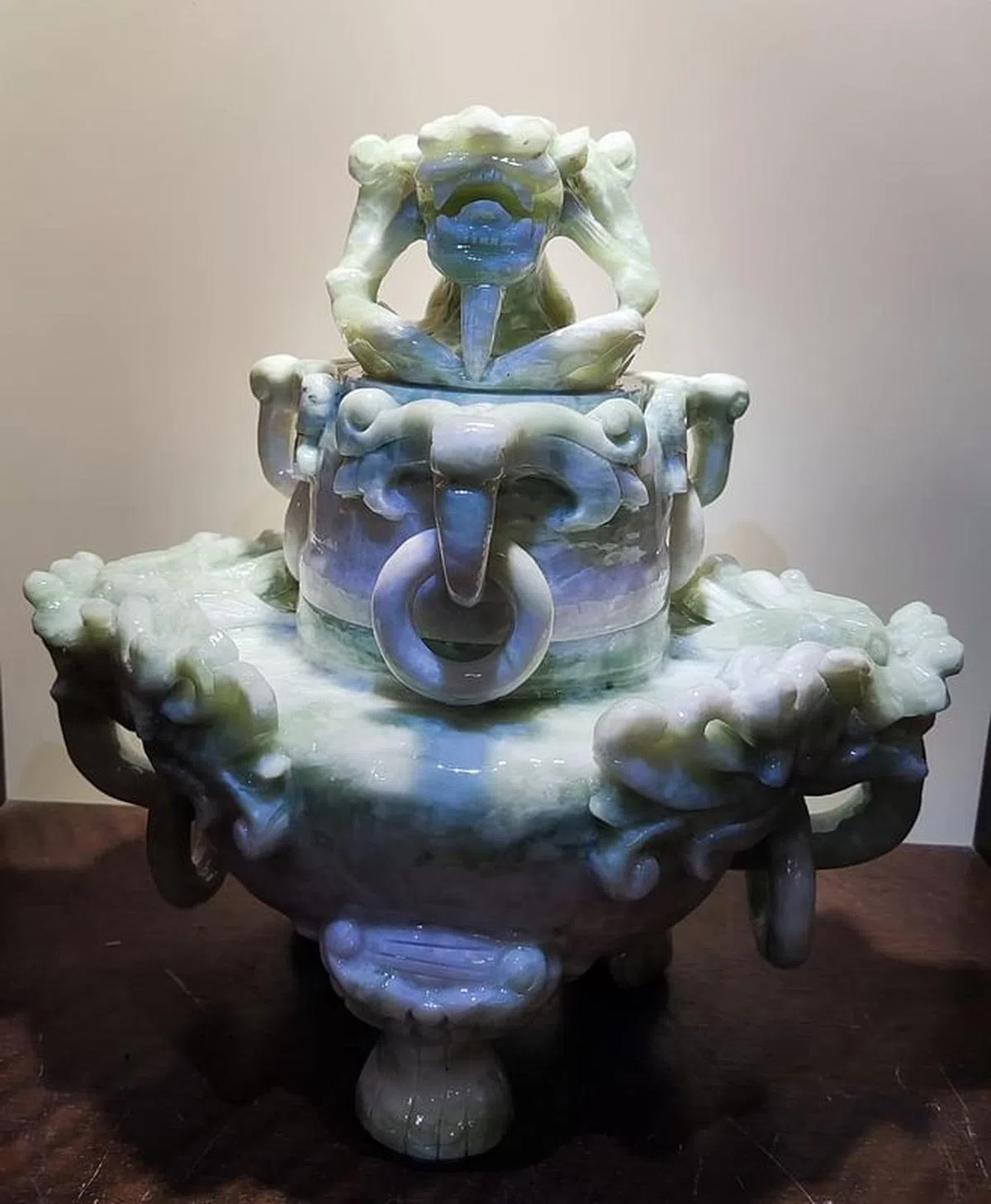 杨利师傅自家设计的九龙鼎。（图/受访者提供）