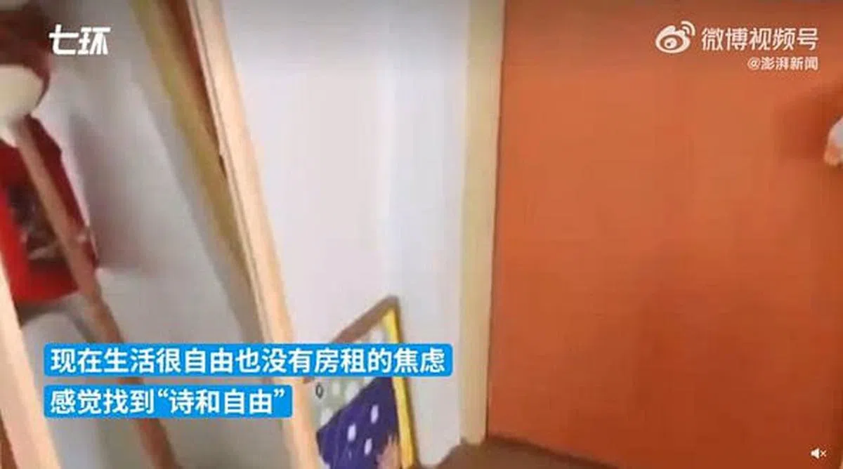 这名90后的小豪说，如今的生活没有房租的焦虑，感觉自己找到“诗和自由”。（视频截图）