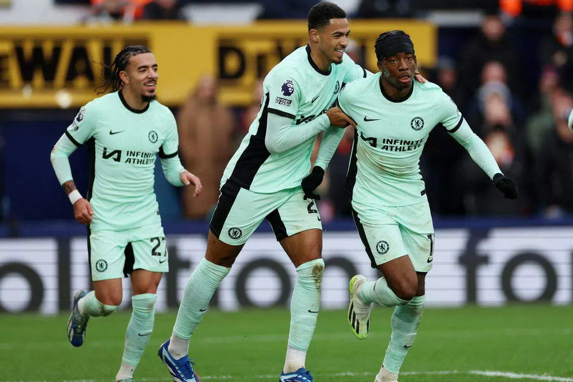 马杜埃凯（右）连续两场为切尔西进球。（路透社）