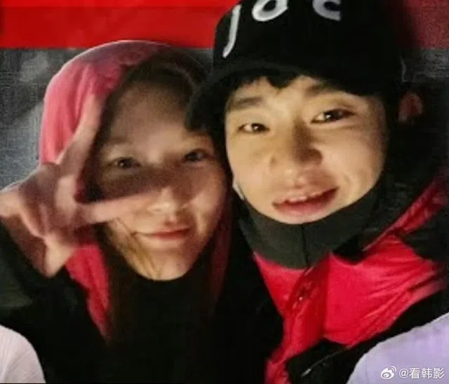 金秀贤（右）曾经交往金赛纶，分手后她对他欠下债务，有些人觉得金秀贤催她还债逼死她太无情，也有人觉得欠债还钱天经地义。（互联网）