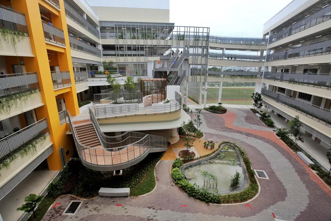 校园内有池塘和绿色活动空间，可让学生进行户外学习。（特约陈福洲摄）